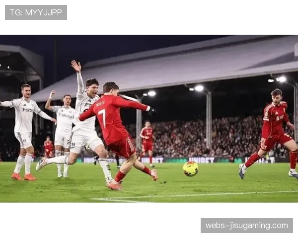 争议瞬间：富勒姆进球前疑似对西汉姆联门将犯规，VAR未介入